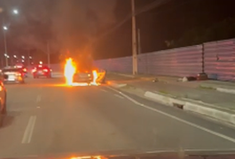 Carro de passeio fica em chamas na AL-101 Norte, em Maceió