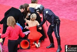 Jennifer Lawrence volta a cair no Óscar