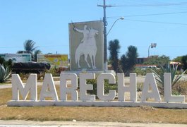 Mulher fotografa pelada em diversos pontos da cidade de Marechal Deodoro