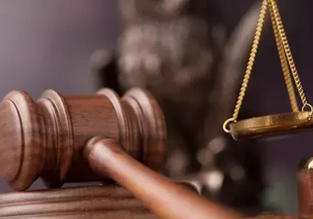 Justiça revoga prisão preventiva de influenciador condenado por estupro em Maceió
