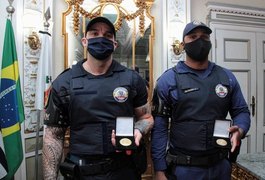 Guardas humilhados por desembargador ganham medalha por conduta exemplar