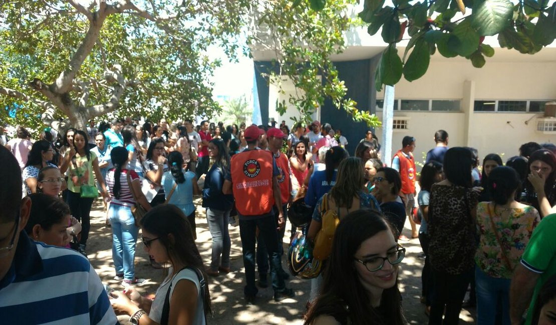 Vídeo: Servidores de Arapiraca realizam nova manifestação cobrando salário de dezembro