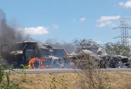 Caminhão de algodão pega fogo em Delmiro Gouveia