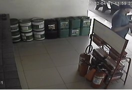 Homem é flagrado novamente furtando bateria em posto de combustível de Arapiraca