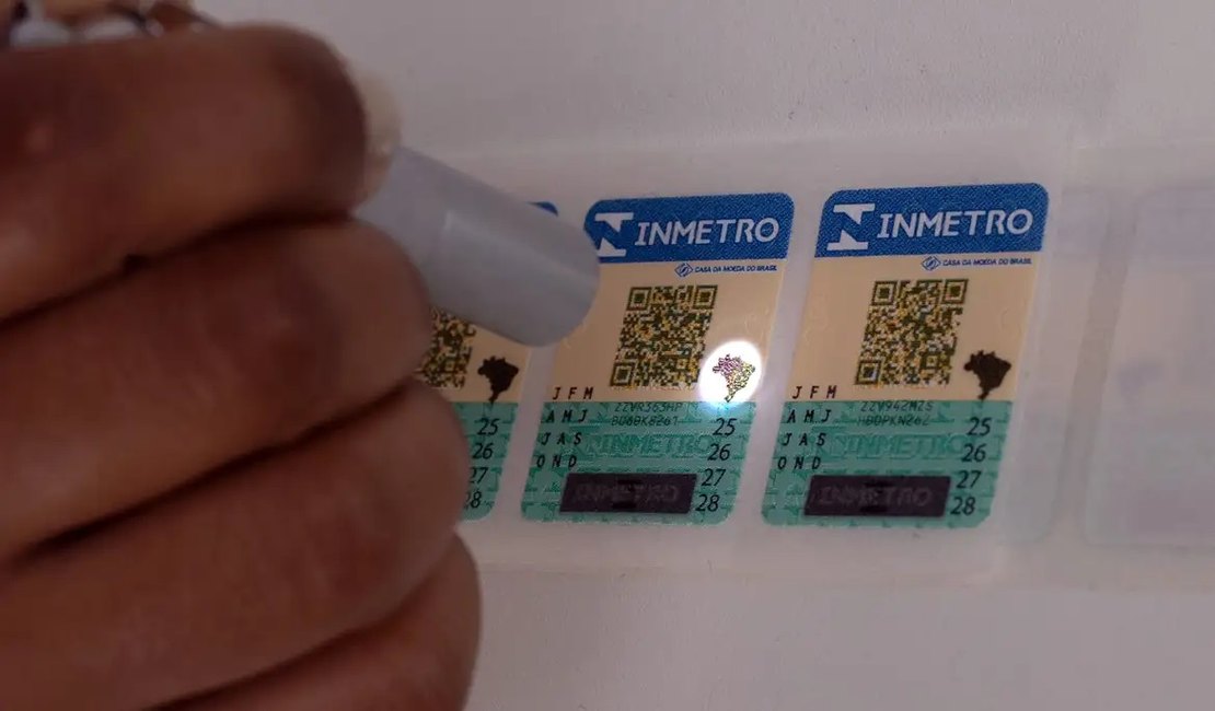 Selos antigos do Inmetro para capacete, extintor e GNV vencem em março