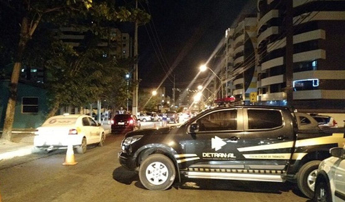 ‘Operação Lei Seca’ prende dois por embriaguez e recolhe 28 CNHs, em Maceió