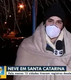 Frio! Em SC, repórter aparece ao vivo enrolado em cobertor e viraliza na internet