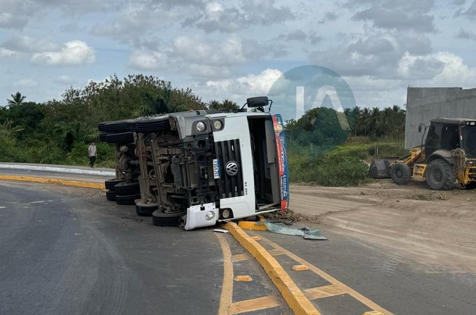 Caçamba carregada de entulho tomba no viaduto da AL-110, em Arapiraca
