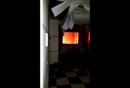 Incêndio destrói residência durante a madrugada em Teotônio Vilela.