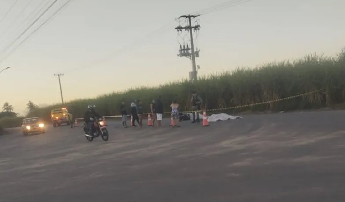 Dois jovens morrem após motocicleta colidir de frente com ônibus na AL-420, em São Miguel dos Campos