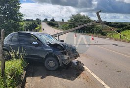 Carro colide em poste de alta tensão na AL-110, em Arapiraca