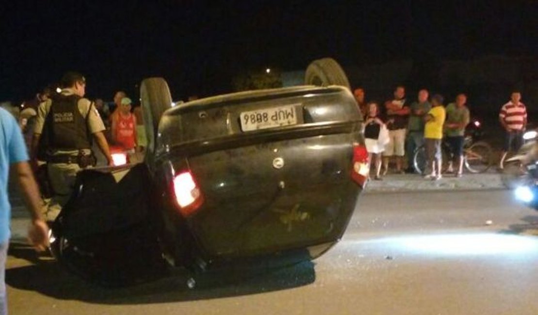 Jovem furta combustível de posto, foge e capota com veículo em Maceió