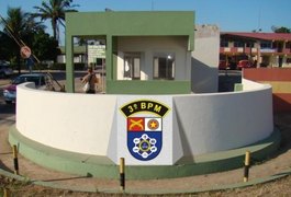 Polícia investiga suspeito de cárcere privado e encontra arma de fogo, em Arapiraca