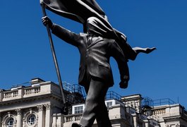 Banksy instala nova estátua em Londres e gera debate sobre 'patriotismo cego'