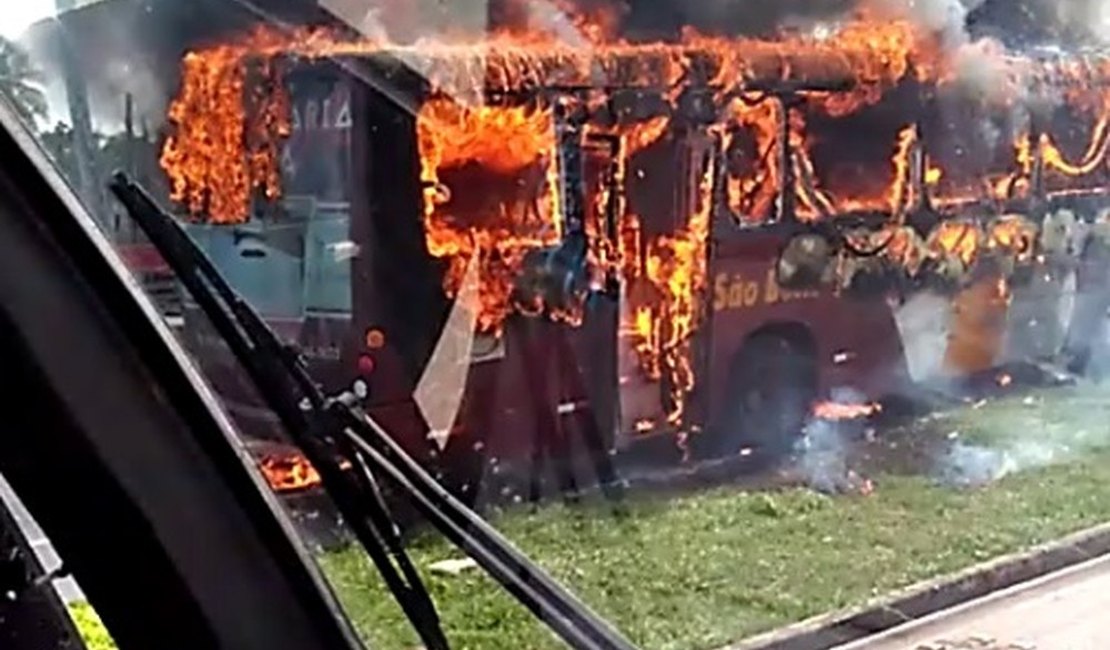 Facção criminosa incendeia 16 ônibus no Ceará