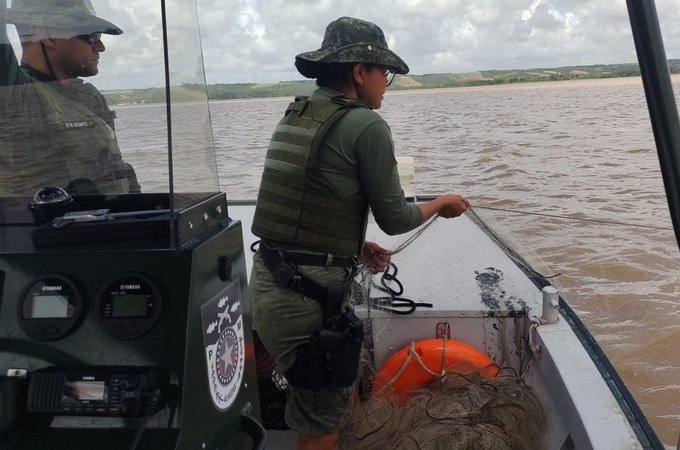 Polícia Militar apreende quase um quilômetro de redes de pesca irregular na Lagoa Mundaú