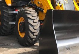 Operador de retroescavadeira perde controle do veículo e destrói parte de muro de residência em Arapiraca