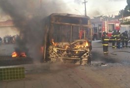 Criminosos incendeiam ônibus no terminal do Benedito Bentes