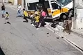 Van escolar, com crianças, perde controle e bate em muro