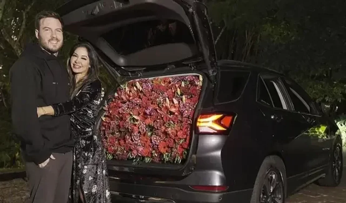 Thiago Nigro presenteia Maíra Cardi com carro recheado de flores