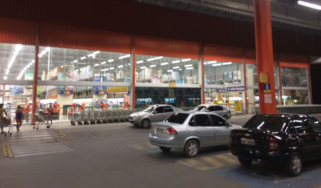 Cliente, em compras, tem celular furtado dentro de mercado atacadista em Arapiraca
