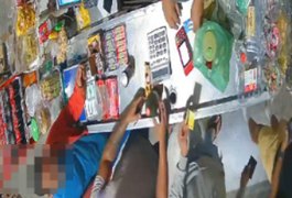 VÍDEO: Homem aproveita movimento em supermercado e furta celular no bairro Bom Sucesso