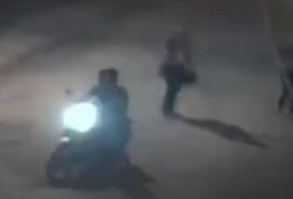 Câmeras de segurança de residência flagram momento em que criminosos roubam motocicleta, em Arapiraca