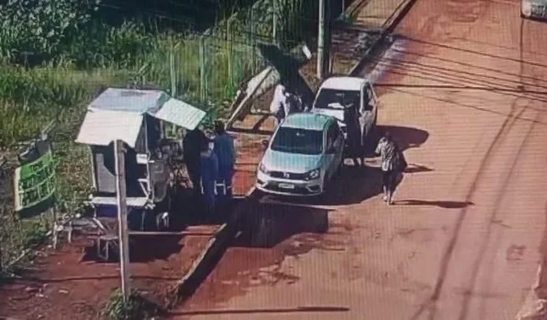 VÍDEO: Ponto de ônibus desaba e ajudante de pedreiro morre esmagado em Goiás