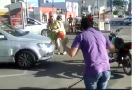 Vídeo mostra discussão entre condutores em posto de combustíveis após colisão; confira