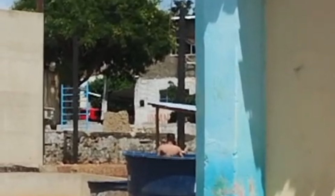 Vídeo. Casal é flagrado fazendo sexo em local público em plena luz do dia, no Agreste alagoano