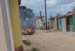 Revoltada, mulher ateia fogo em moto do companheiro na zona rural de Arapiraca