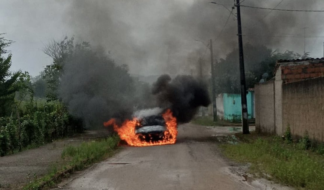 Carro pega fogo e assusta populares no interior de Alagoas