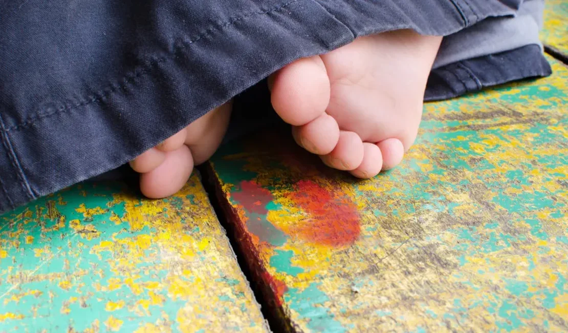 Criança de um ano morre engasgada com unha postiça da mãe