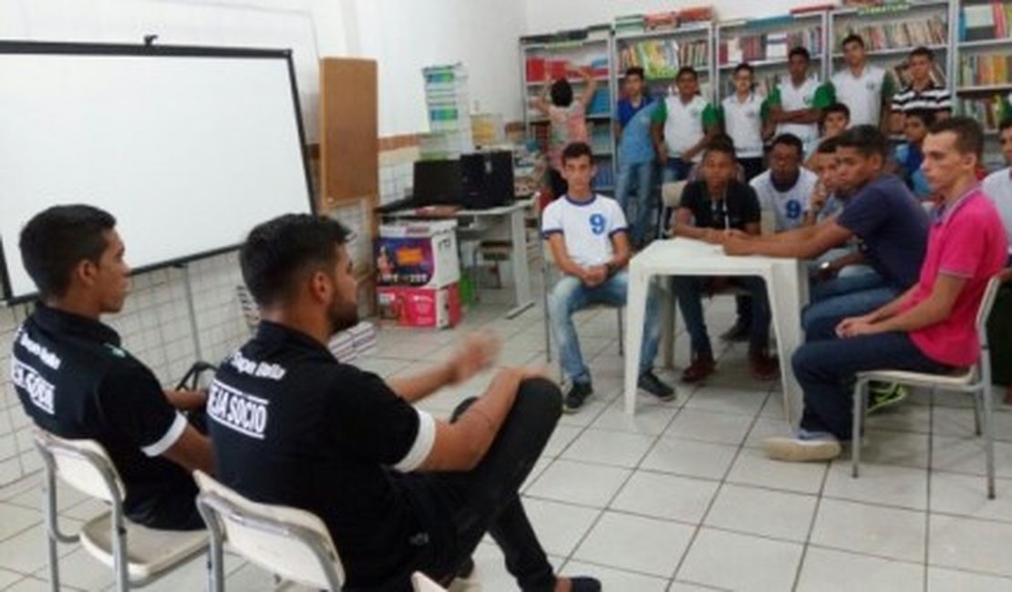 Jogadores do ASA dão palestra na Escola Tibúrcio Valeriano, em Arapiraca