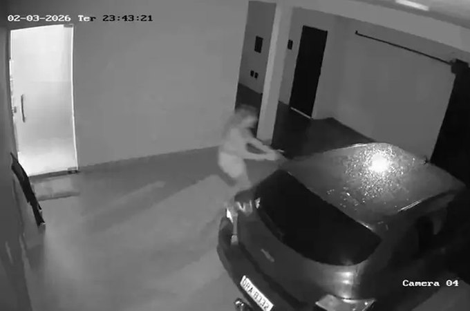 Carro liga sozinho, derruba portão e assusta moradora em Uberlândia