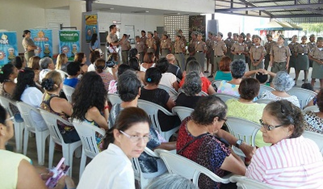 Pelotão Mirim do 3º BPM realiza trabalho social com idosos de Arapiraca