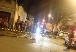 Durante perseguição, assaltante em moto colide com ônibus e morre