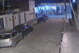 Vídeo. Homem invade bar, efetua disparos e fere três, na fuga é alcançado por populares e agredido até a morte