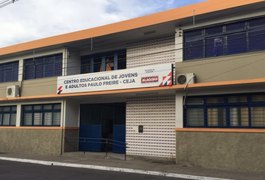 Dupla armada faz arrastão na porta de escola no Centro de Maceió