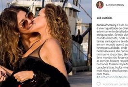 Daniela Mercury posta foto romântica com a esposa: 'Viver igualdade de direitos'