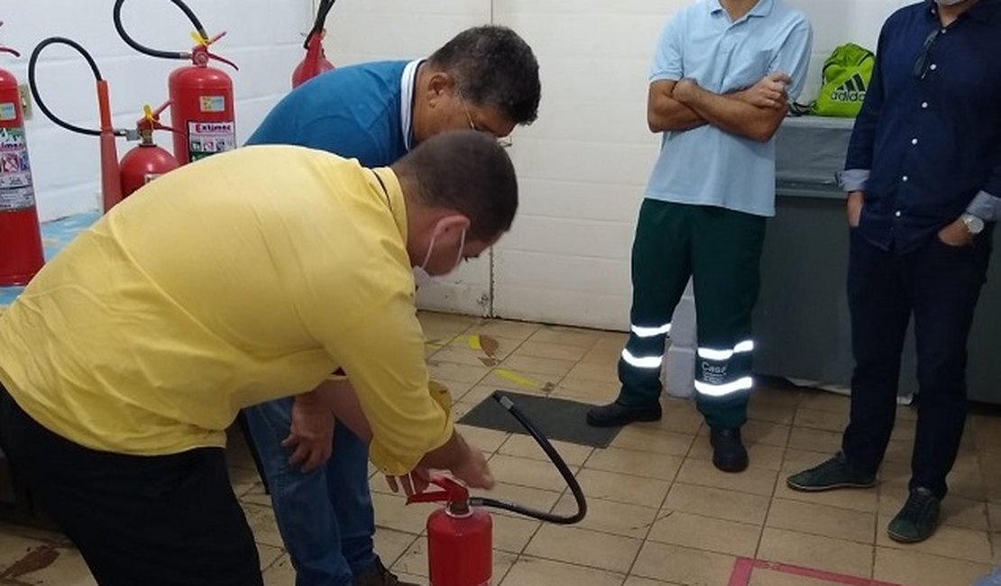 Casal substitui extintores e treina colaboradores contra princípio de incêndio