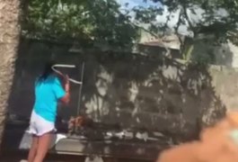 Veja o vídeo que flagra idosa agredindo cachorro com mangueira por motivo banal em Teotônio Vilela