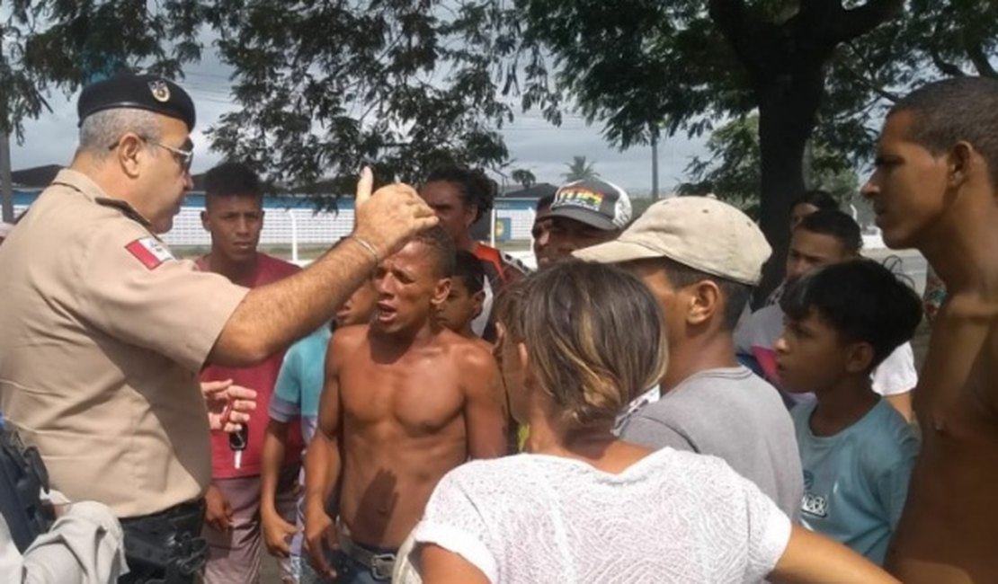 Comunidade interdita trecho da BR-104 em Maceió em protesto contra falta d'água