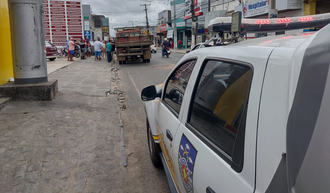 Em Arapiraca, motorista perde controle da direção e provoca engavetamento em sinal