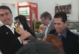 VÍDEO. Bolsonaro leva ovada de manifestante dentro de cafeteria em SP
