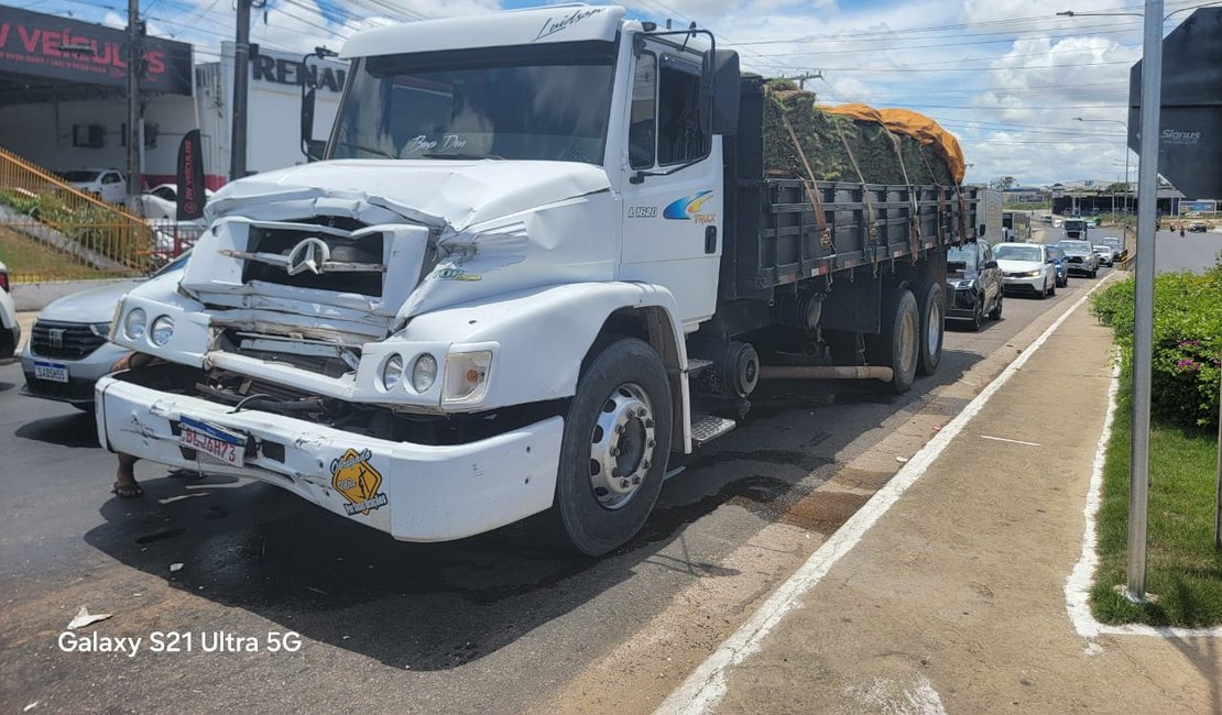 Motorista perde controle de caminhão com placas de grama e bate na traseira de outro veículo, em Arapiraca