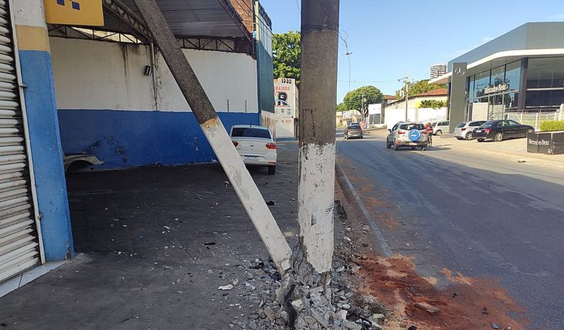 Colisão de carro em poste resulta em duas pessoas feridas, em Maceió