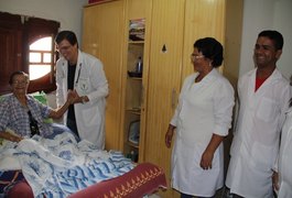 Pacientes de Arapiraca são atendidos em casa