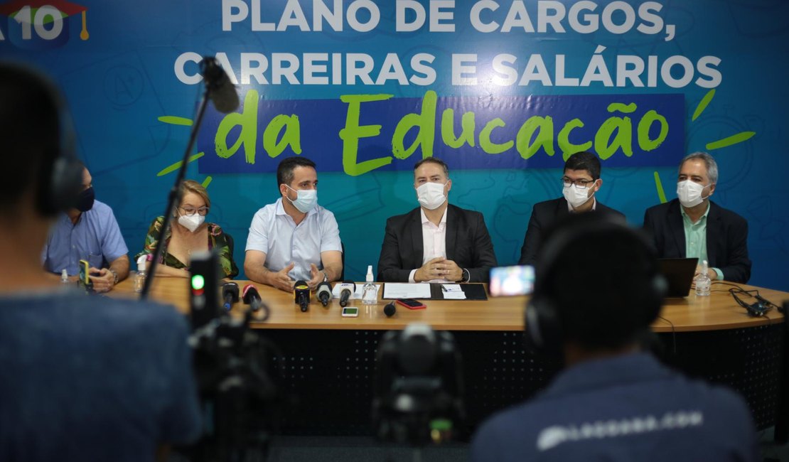Servidores da educação terão quatro salários reajustados ainda em 2021, anuncia Renan Filho
