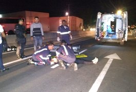 Motociclista fica ferida após colidir contra animal na AL-110, em Arapiraca